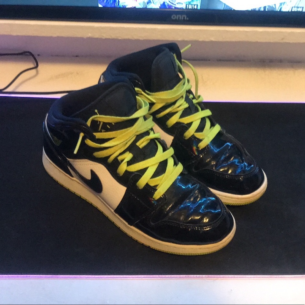 2018 Air Jordan’s 1 MID SE GS’BLACK CYBER